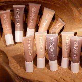 HUDA BEAUTY GLOWING SKIN TINT FOUNDATION - The Powder Room